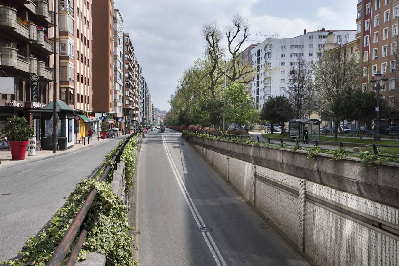 Un nuevo día en estado de alarma nos deja unas calles de Santander sin apenas tráfico y con cierta actividad para ir a hacer la compra o pasear al perro.