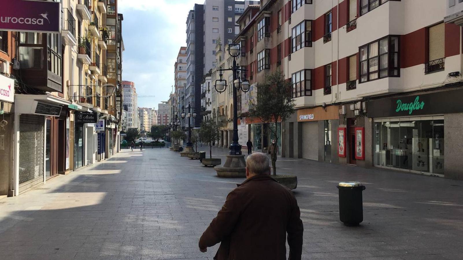 Un nuevo día en estado de alarma nos deja unas calles de Santander sin apenas tráfico y con cierta actividad para ir a hacer la compra o pasear al perro.