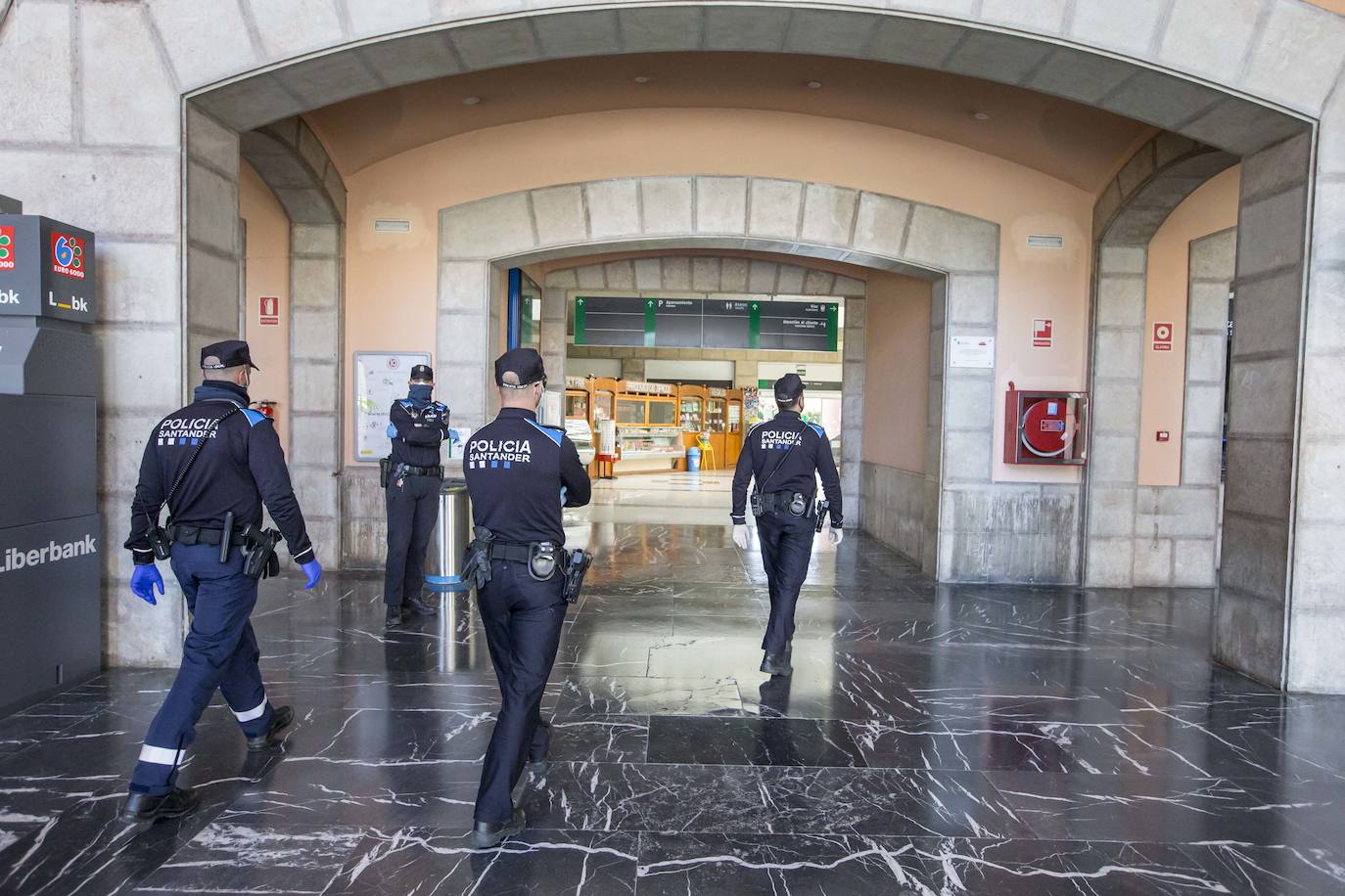 La Policía Nacional ha realizado hoy un seguimiento de la actividad en las estaciones de autobús y trenes para comprobar que se cumplen las disposiciones del Estado de Alarma / FOTOS: Roberto Ruiz 