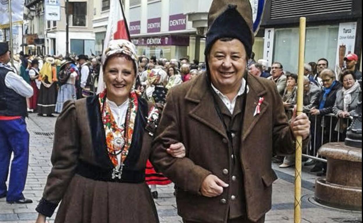 Paz y Vicente, vestidos de campurrianos en las fiestas del Pilar. DM