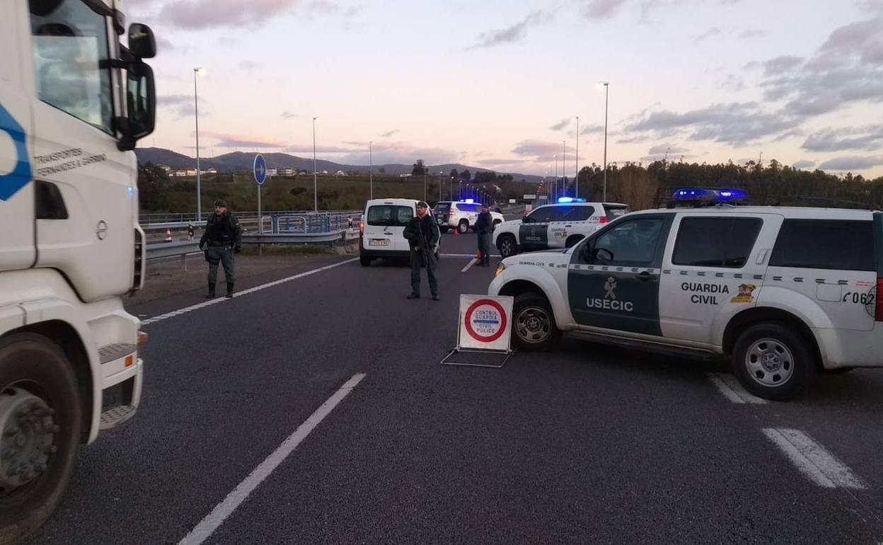 Mil controles de tráfico para que nadie entre o salga de Cantabria este fin de semana