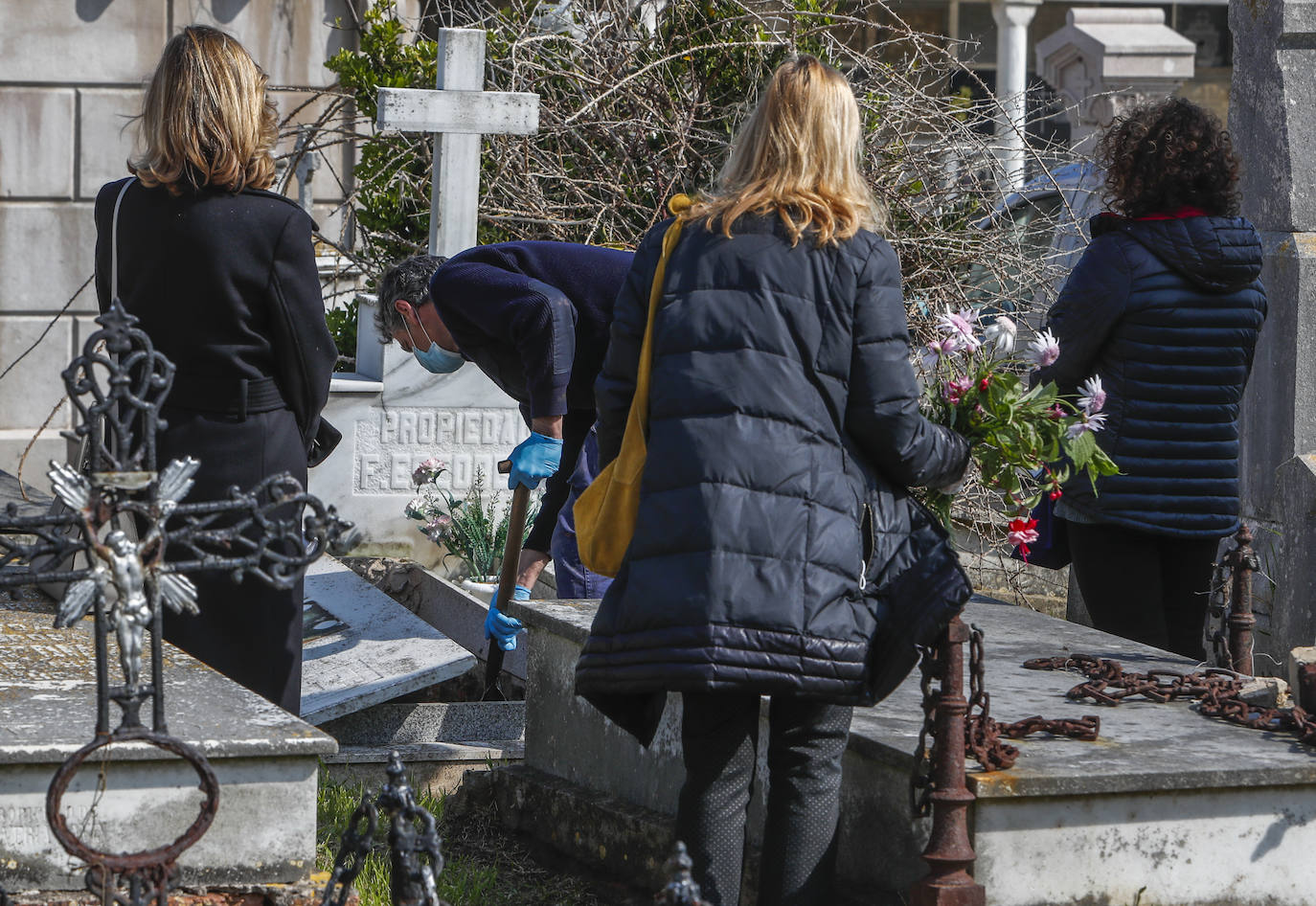 Tres mujeres despiden a un ser querido en el cementerio de Ciriego