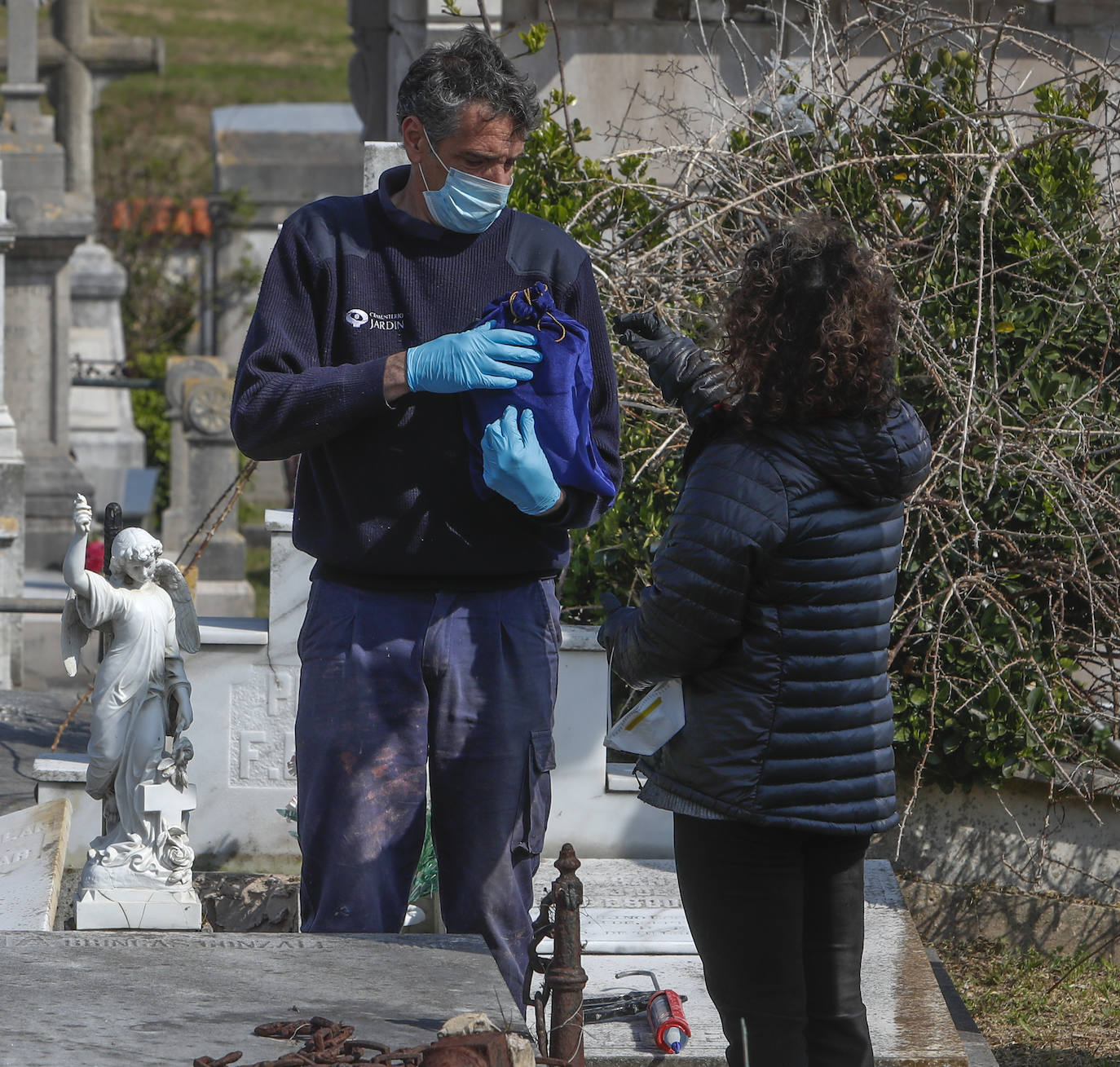 Tres mujeres despiden a un ser querido en el cementerio de Ciriego