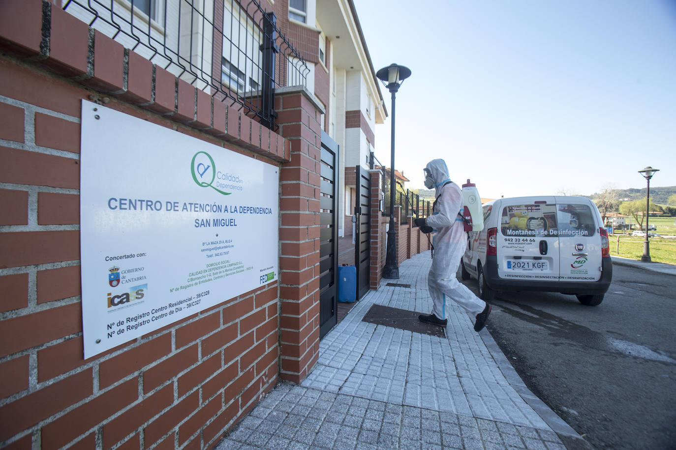 La residencia de Meruelo que se ha habilitado para acoger a personas dependientes que viven en otros centros -que pasarán en ella la cuarentena por coronavirus- ha acogido hoy por la mañana a las dos primeras personas.