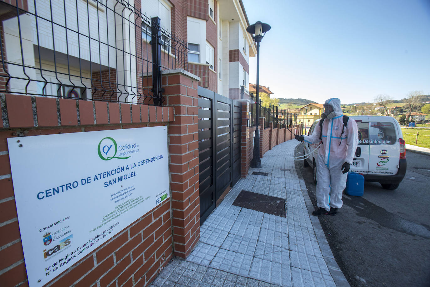 La residencia de Meruelo que se ha habilitado para acoger a personas dependientes que viven en otros centros -que pasarán en ella la cuarentena por coronavirus- ha acogido hoy por la mañana a las dos primeras personas.