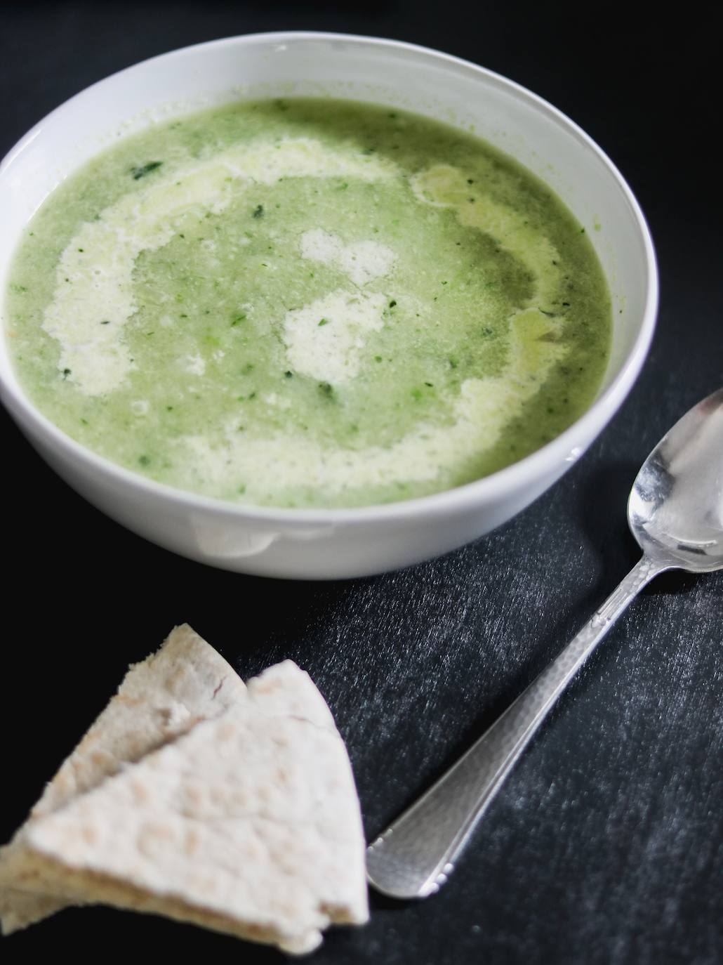 CALDO DE VERDURA. «Estas semanas que no podemos salir son un momento ideal para tener litros de caldo de verdura congelado. Te puede solucionar muchas cenas: para una sopa de fideos, como base para un arroz, incluso para añadírselo a un plato de pasta. Se puede comprar ya hecho o hacerlo casero».
