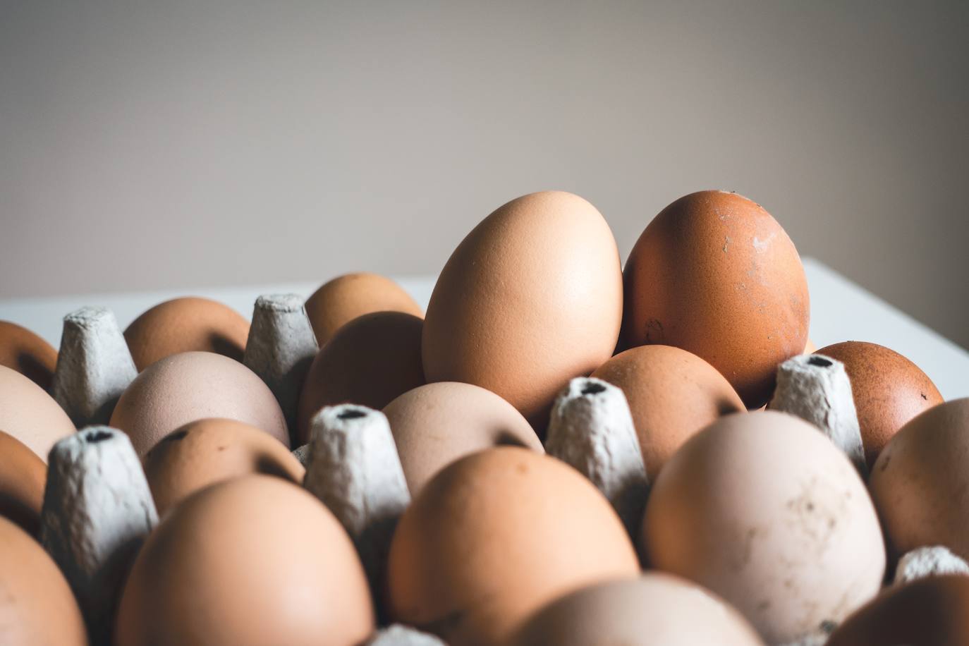 HUEVOS. «Es un alimento fantástico que nos resuelve mucho: podemos comerlos en tortillas variadas e incluso en repostería haciendo flanes caseros. Son una fuente de proteína de alto valor biológico, más importante incluso que la de la carne, el pescado o los embutidos. Sobre el colesterol, no hay que preocuparse demasiado, ya que lo que más contribuye a subirlo son las carnes rojas, los lácteos... Podríamos comerlos casi cada día y hacer un acopio importante porque aguantan fácilmente un mes».