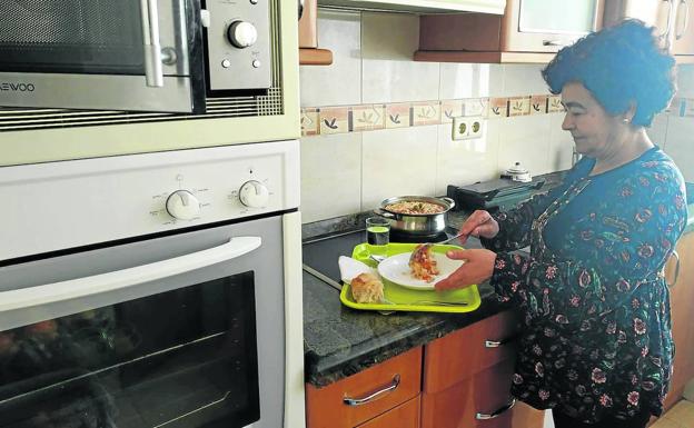 Mercedes prepara la bandeja con la comida de su hija, que no sale de la habitación. 