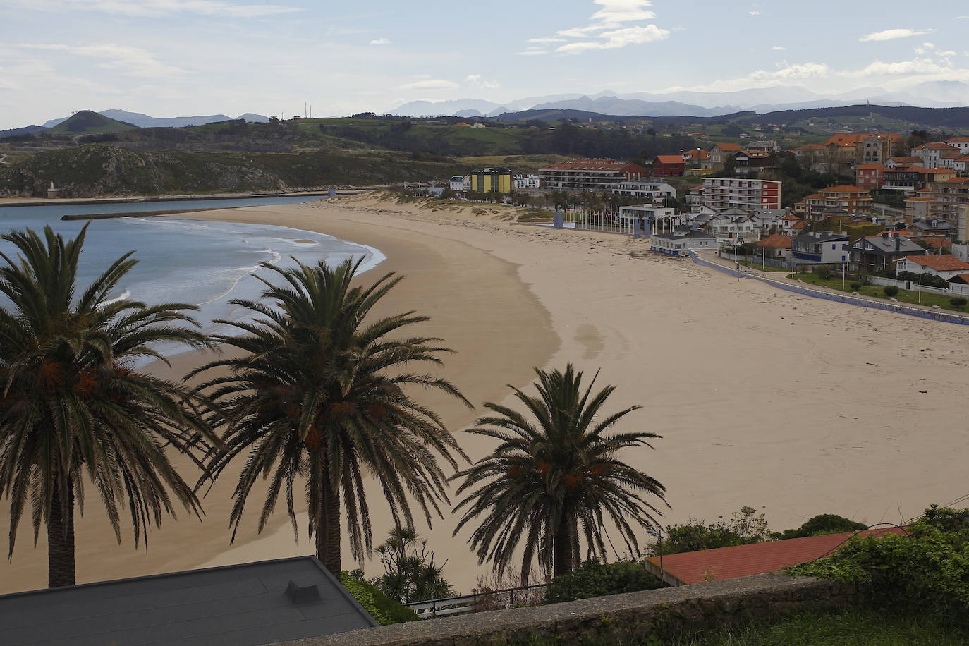 Santander, Santillana del Mar, Torrelavega y Suances presentaban hoy una extraña imagen en el primer fin de semana de las vacaciones de Semana Santa. Calles vacías, silencio y terrazas y bares cerrados. Este año no habra turismo