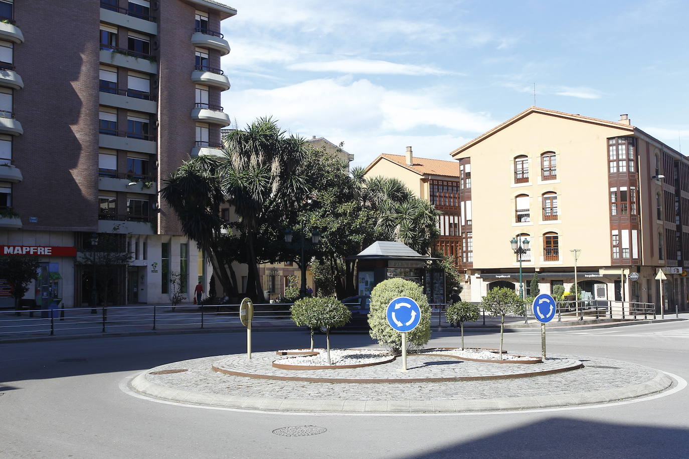 Santander, Santillana del Mar, Torrelavega y Suances presentaban hoy una extraña imagen en el primer fin de semana de las vacaciones de Semana Santa. Calles vacías, silencio y terrazas y bares cerrados. Este año no habra turismo