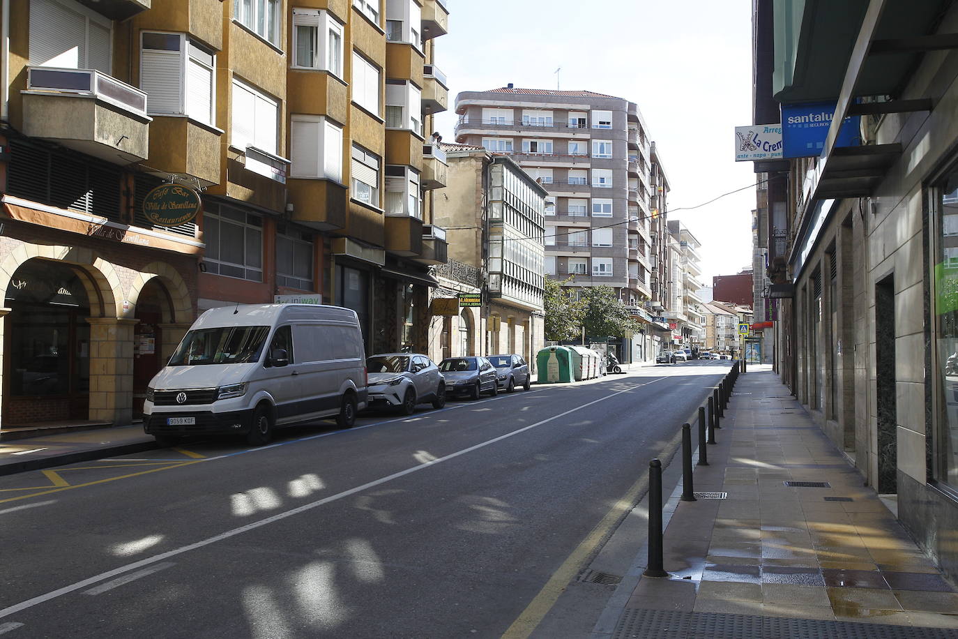 Santander, Santillana del Mar, Torrelavega y Suances presentaban hoy una extraña imagen en el primer fin de semana de las vacaciones de Semana Santa. Calles vacías, silencio y terrazas y bares cerrados. Este año no habra turismo