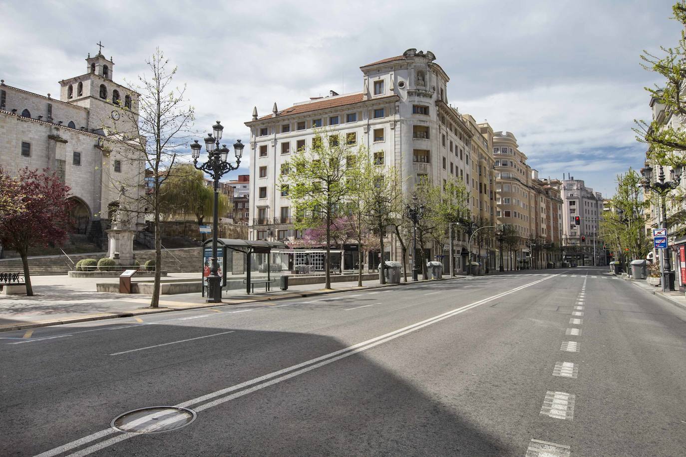 Santander, Santillana del Mar, Torrelavega y Suances presentaban hoy una extraña imagen en el primer fin de semana de las vacaciones de Semana Santa. Calles vacías, silencio y terrazas y bares cerrados. Este año no habra turismo