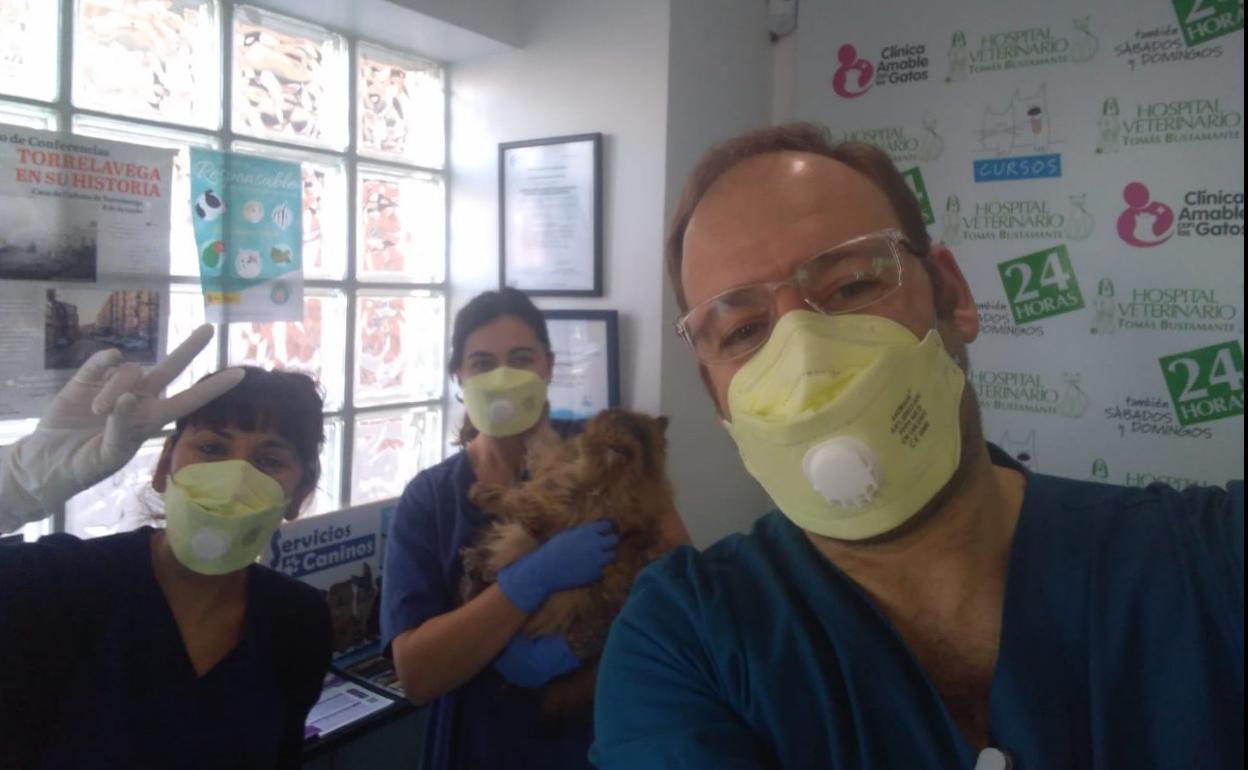 Tomás Bustamante, a la derecha, en la clínica veterinaria que regenta. 