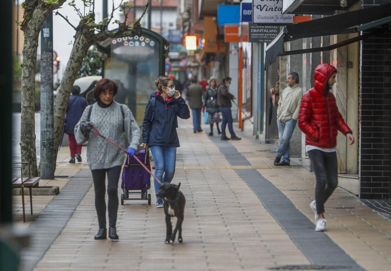 La hora punta de los recados amplía el movimiento en algunas calles de Santander. La Delegación del Gobierno en Cantabria pide a la ciudadanía no relajar el cumplimiento de las medidas decretadas por el Estado de Alarma. 