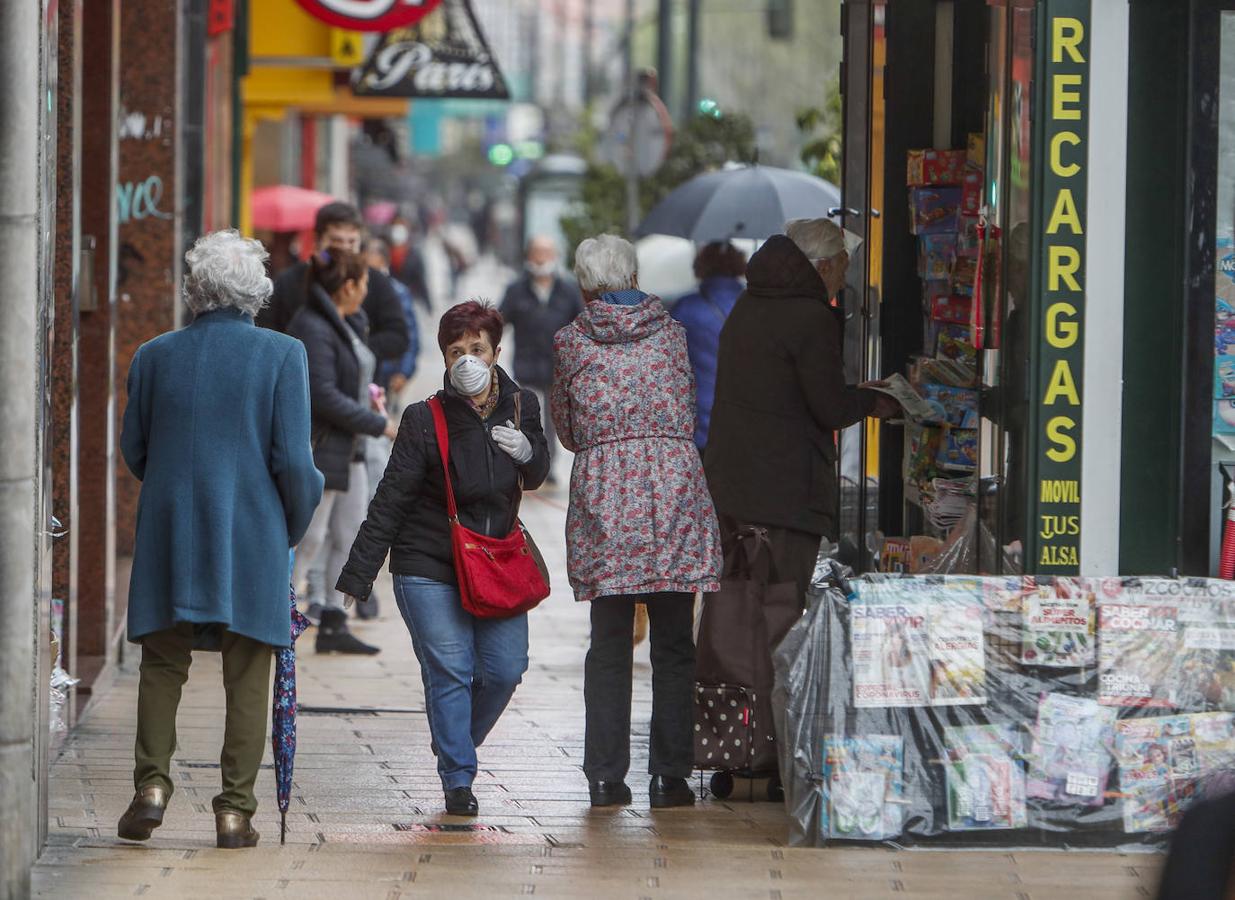 La hora punta de los recados amplía el movimiento en algunas calles de Santander. La Delegación del Gobierno en Cantabria pide a la ciudadanía no relajar el cumplimiento de las medidas decretadas por el Estado de Alarma. 