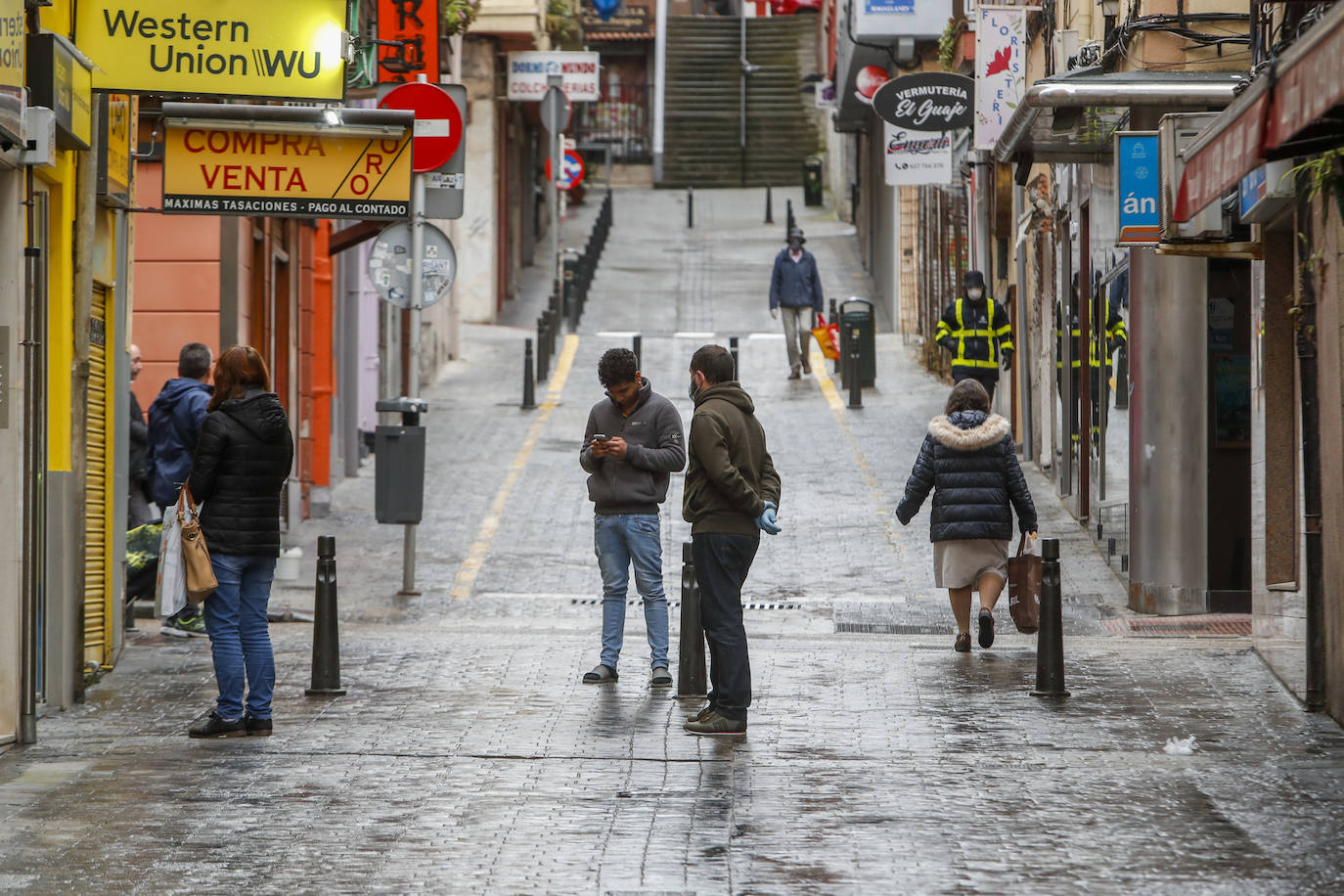 La hora punta de los recados amplía el movimiento en algunas calles de Santander. La Delegación del Gobierno en Cantabria pide a la ciudadanía no relajar el cumplimiento de las medidas decretadas por el Estado de Alarma. 