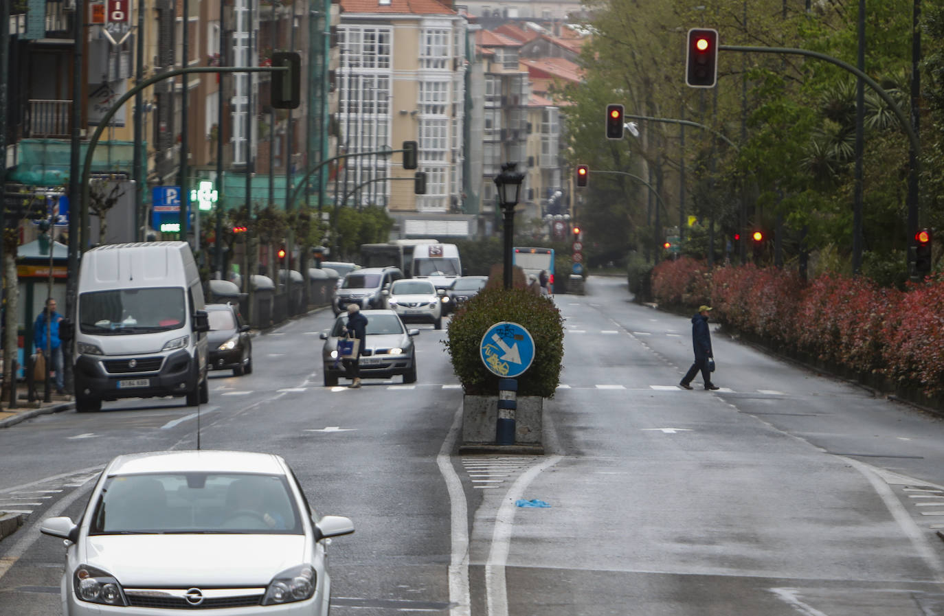 La hora punta de los recados amplía el movimiento en algunas calles de Santander. La Delegación del Gobierno en Cantabria pide a la ciudadanía no relajar el cumplimiento de las medidas decretadas por el Estado de Alarma. 