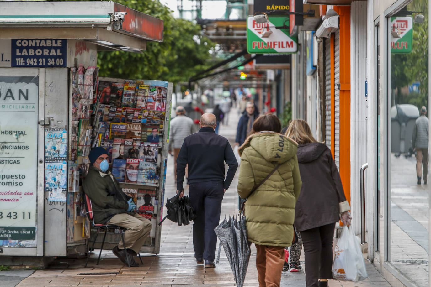 La hora punta de los recados amplía el movimiento en algunas calles de Santander. La Delegación del Gobierno en Cantabria pide a la ciudadanía no relajar el cumplimiento de las medidas decretadas por el Estado de Alarma. 