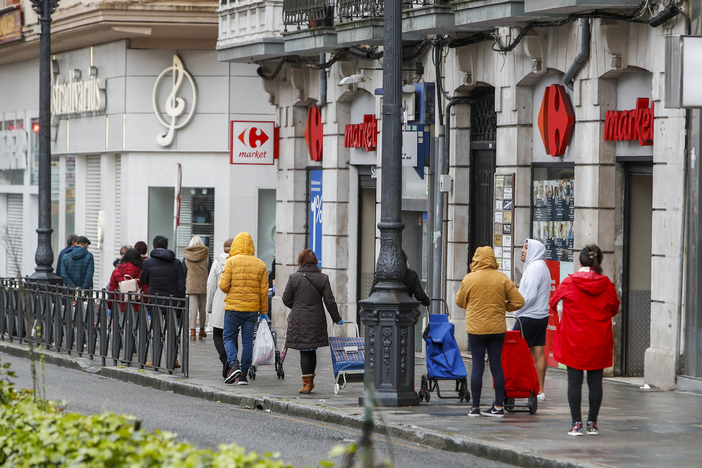 La hora punta de los recados amplía el movimiento en algunas calles de Santander. La Delegación del Gobierno en Cantabria pide a la ciudadanía no relajar el cumplimiento de las medidas decretadas por el Estado de Alarma. 