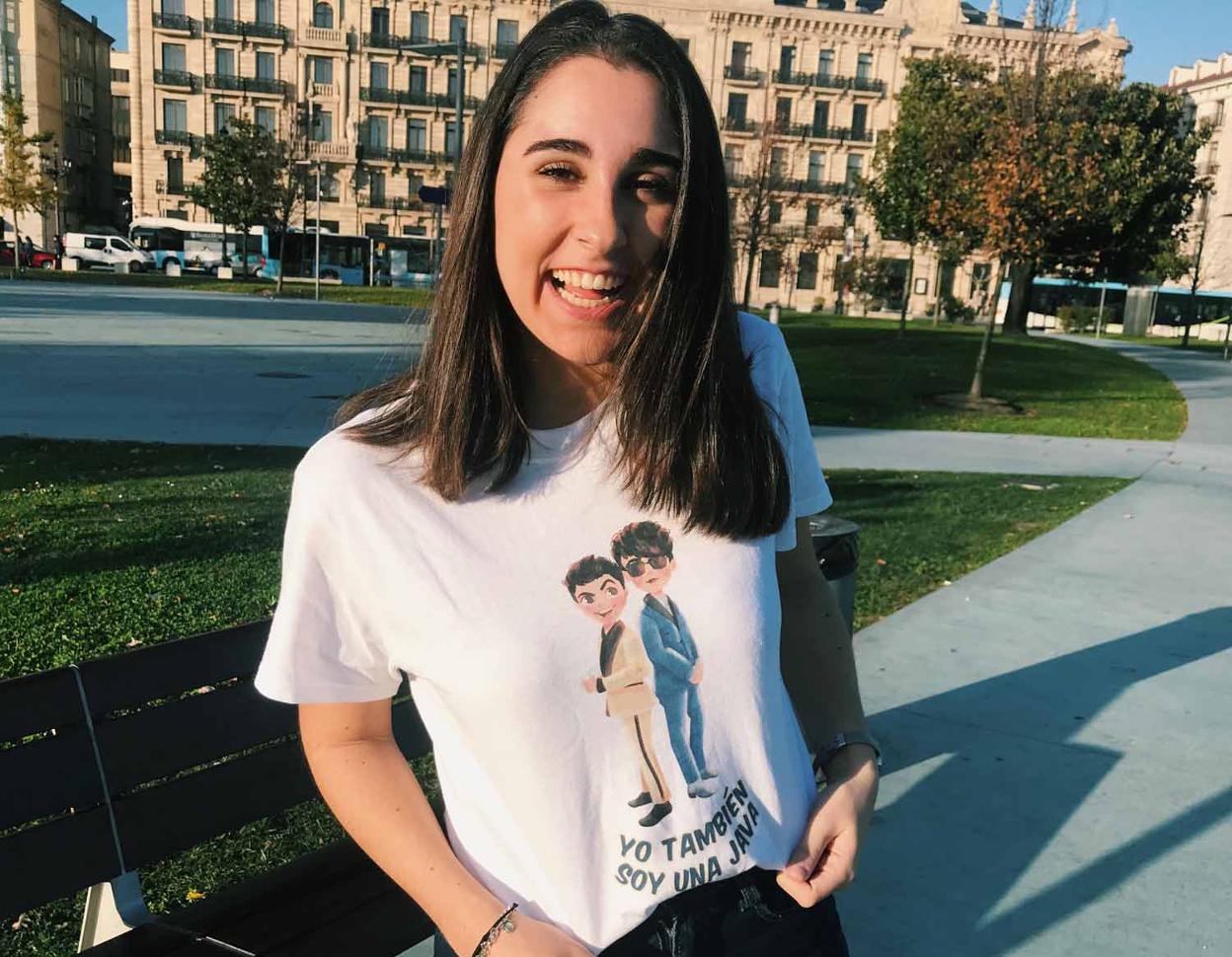 La ilustradora, con una camiseta de diseño propio inspirada en 'Los Javis'.