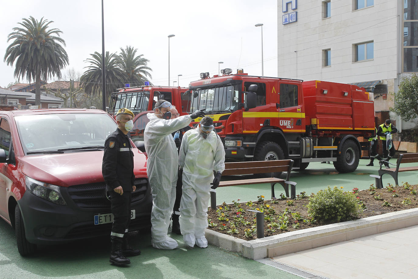 La Unidad Militar de Emergencias (UME) ha regresado a Cantabria este martes para desinfectar los espacios interiores de residencias de ancianos y centros sociales, entre los que se encontraba la residencia La Paz de Torrelavega 