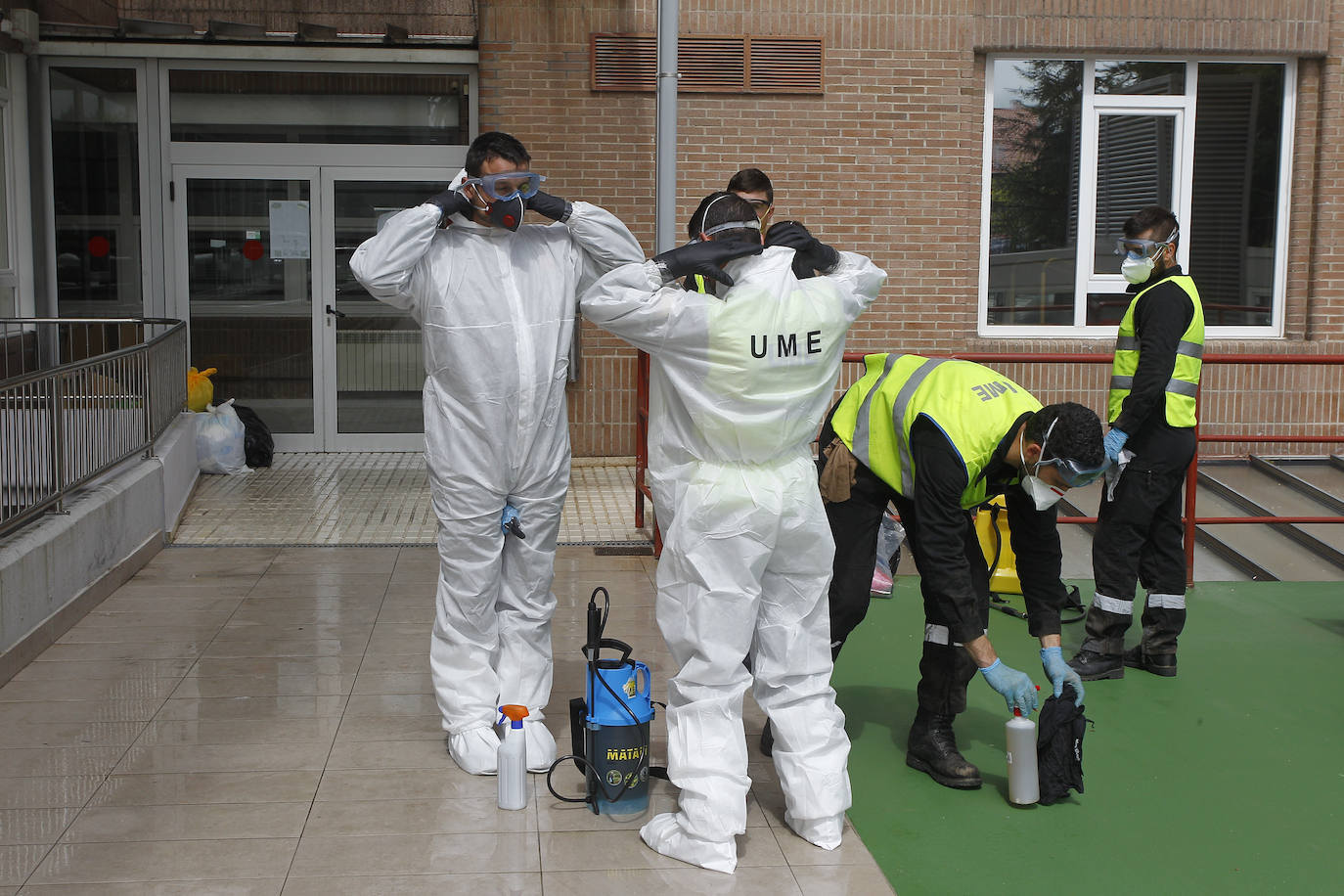 La Unidad Militar de Emergencias (UME) ha regresado a Cantabria este martes para desinfectar los espacios interiores de residencias de ancianos y centros sociales, entre los que se encontraba la residencia La Paz de Torrelavega 