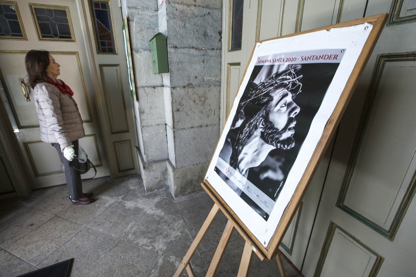 Cartel de los actos de la Semana Santa, a la entrada de la iglesia de Santa Lucía, en Santander, que permanece cerrada. 