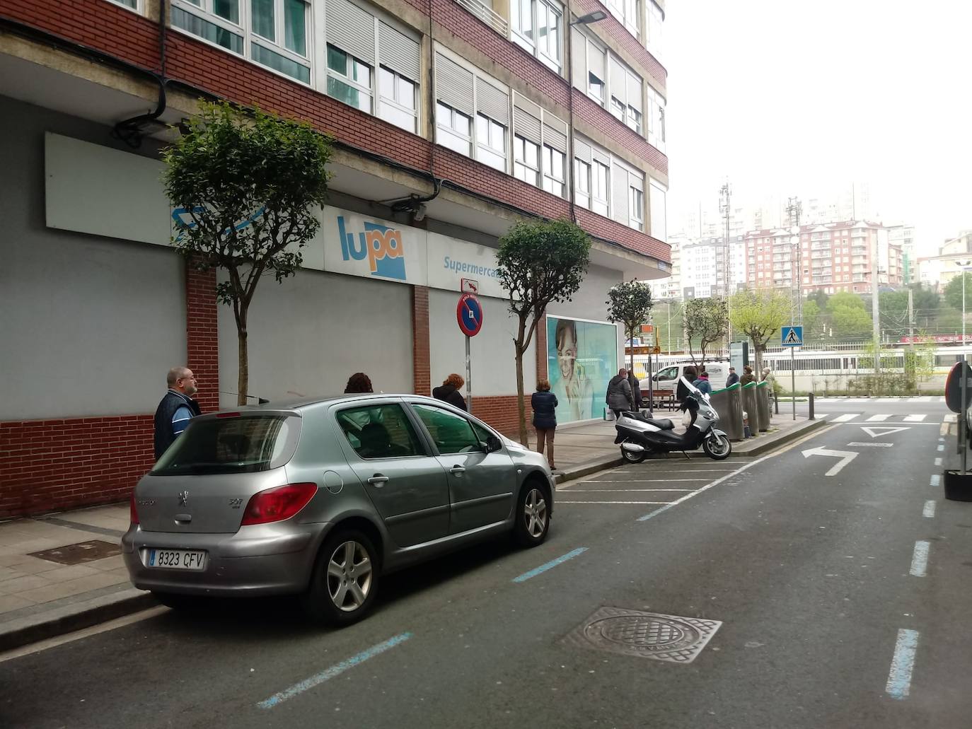 Desde primera hora de la mañana se están registrando largas colas a las puertas de supermercados y pequeñas tiendas de alimentación, para llenar la despensa antes de los días festivos de Semana Santa. En las imágenes, establecimientos de Torrelavega, El Astillero y el centro de Santander y el barrio Valdenoja.