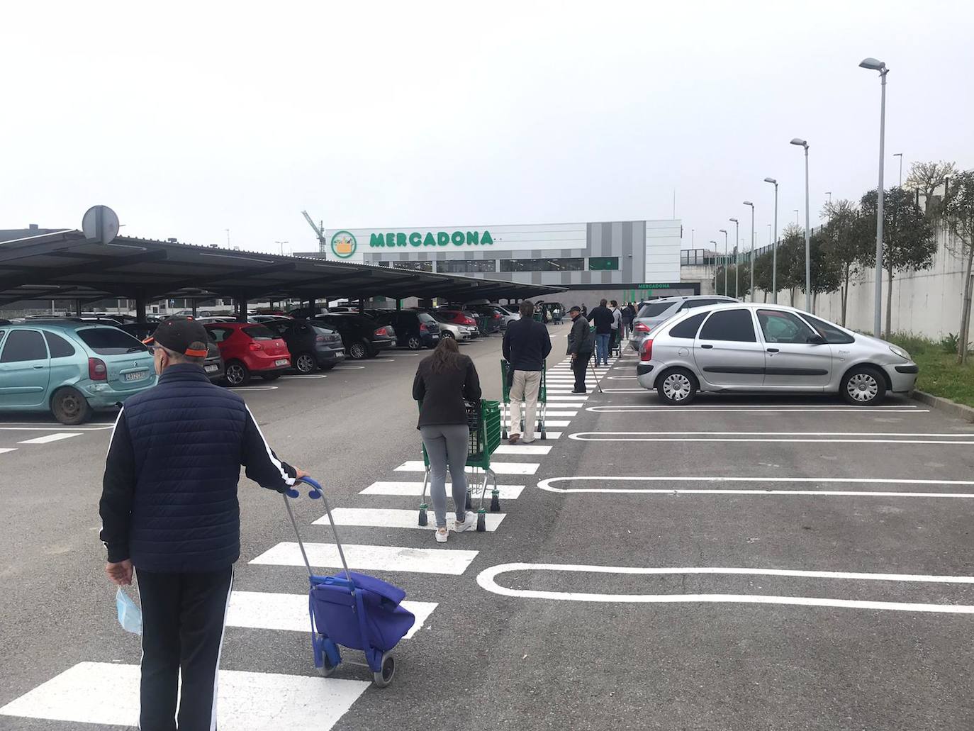 Desde primera hora de la mañana se están registrando largas colas a las puertas de supermercados y pequeñas tiendas de alimentación, para llenar la despensa antes de los días festivos de Semana Santa. En las imágenes, establecimientos de Torrelavega, El Astillero y el centro de Santander y el barrio Valdenoja.