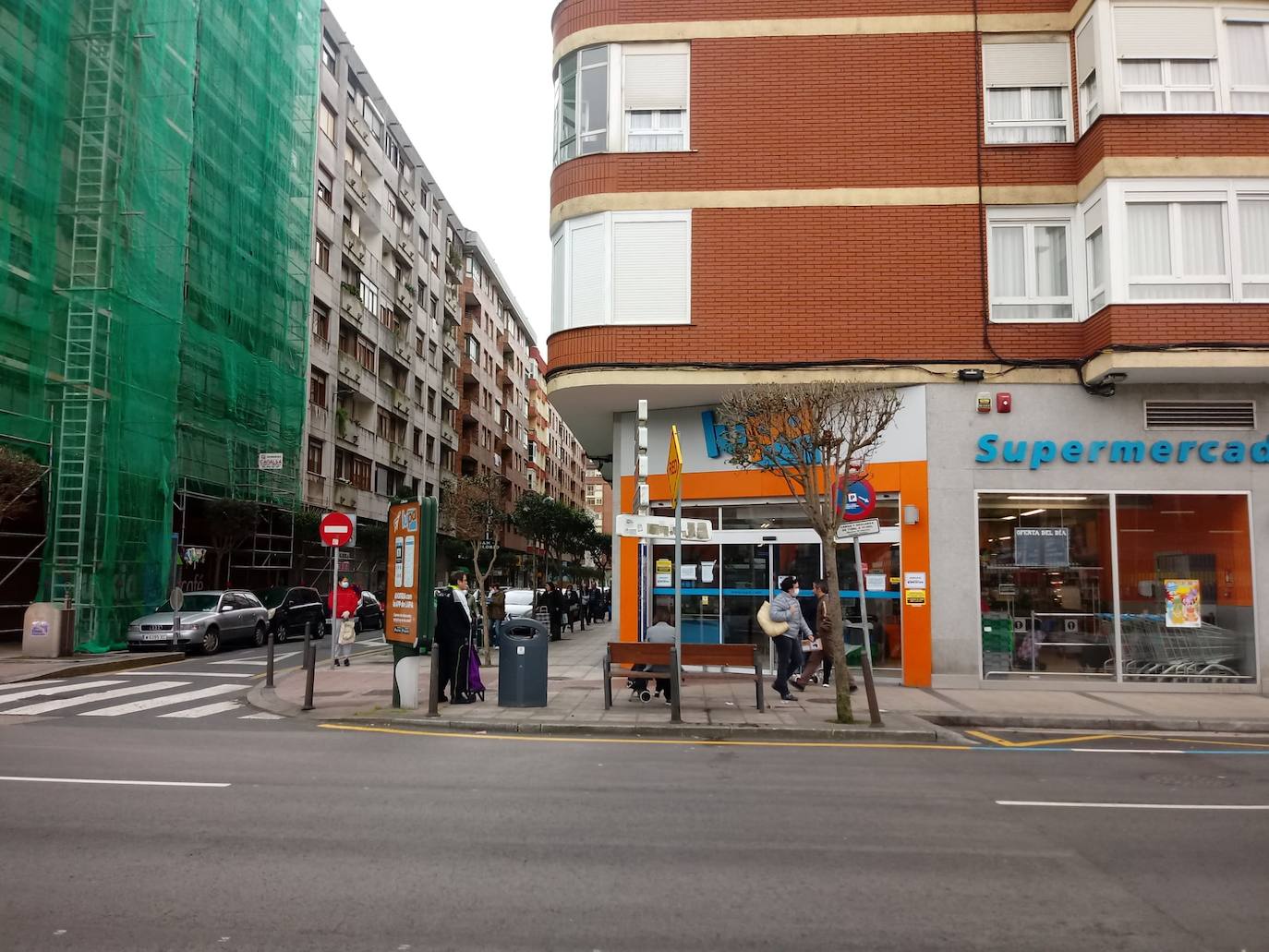 Desde primera hora de la mañana se están registrando largas colas a las puertas de supermercados y pequeñas tiendas de alimentación, para llenar la despensa antes de los días festivos de Semana Santa. En las imágenes, establecimientos de Torrelavega, El Astillero y el centro de Santander y el barrio Valdenoja.