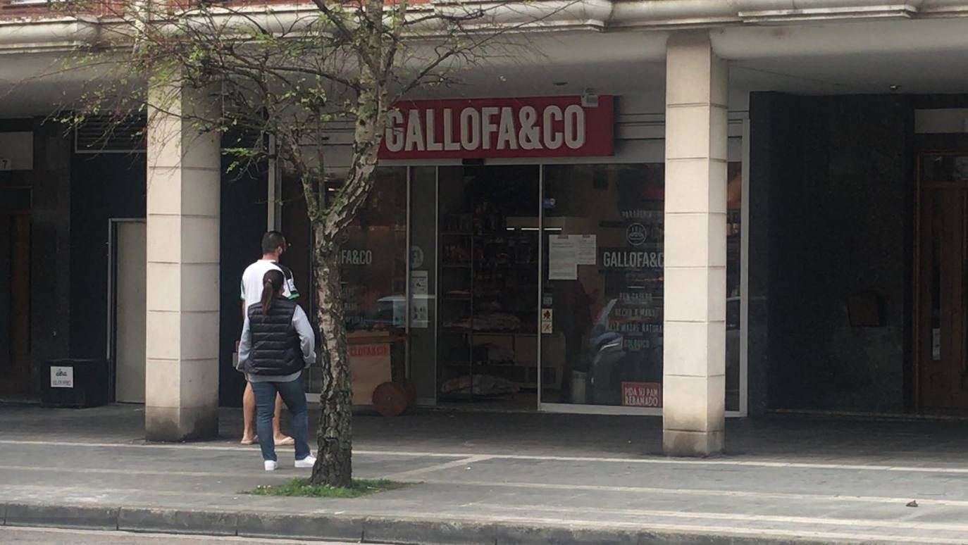 Desde primera hora de la mañana se están registrando largas colas a las puertas de supermercados y pequeñas tiendas de alimentación, para llenar la despensa antes de los días festivos de Semana Santa. En las imágenes, establecimientos de Torrelavega, El Astillero y el centro de Santander y el barrio Valdenoja.