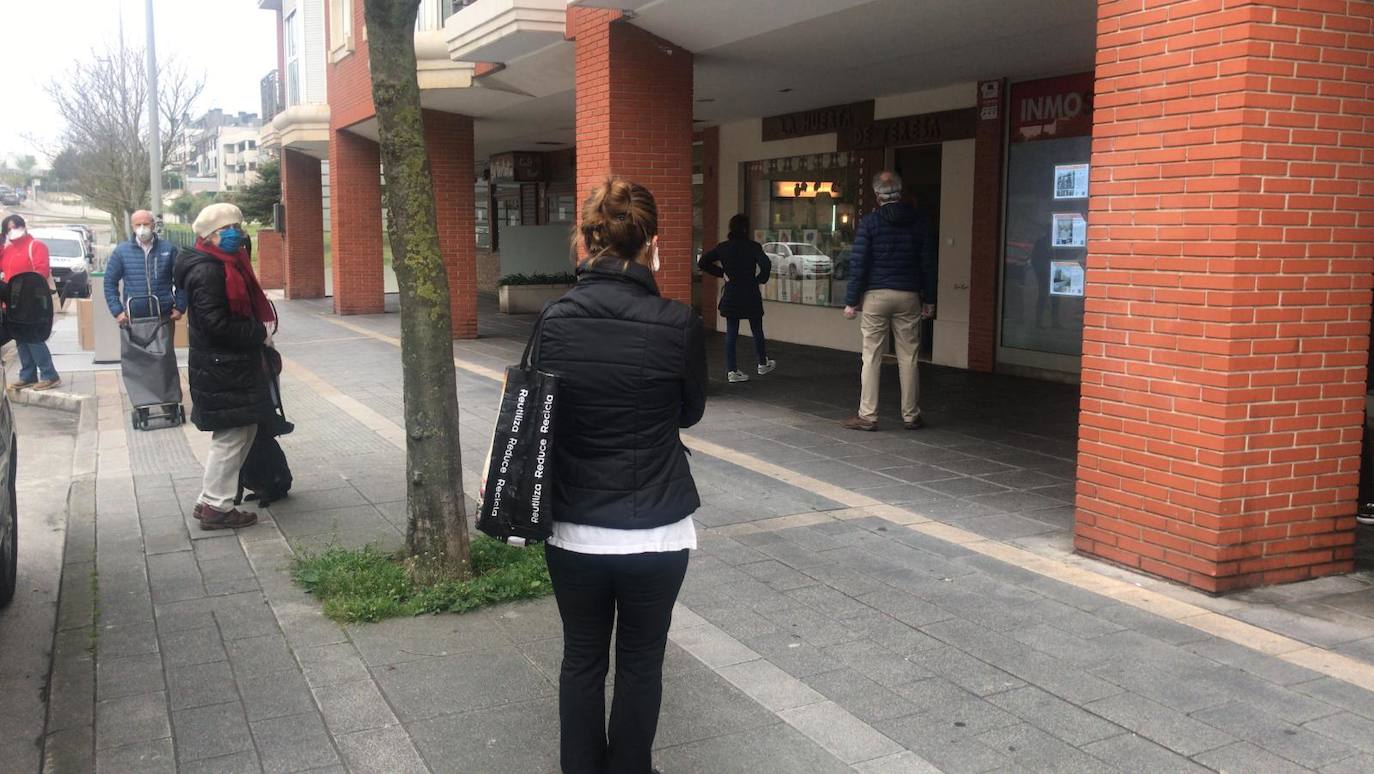 Desde primera hora de la mañana se están registrando largas colas a las puertas de supermercados y pequeñas tiendas de alimentación, para llenar la despensa antes de los días festivos de Semana Santa. En las imágenes, establecimientos de Torrelavega, El Astillero y el centro de Santander y el barrio Valdenoja.
