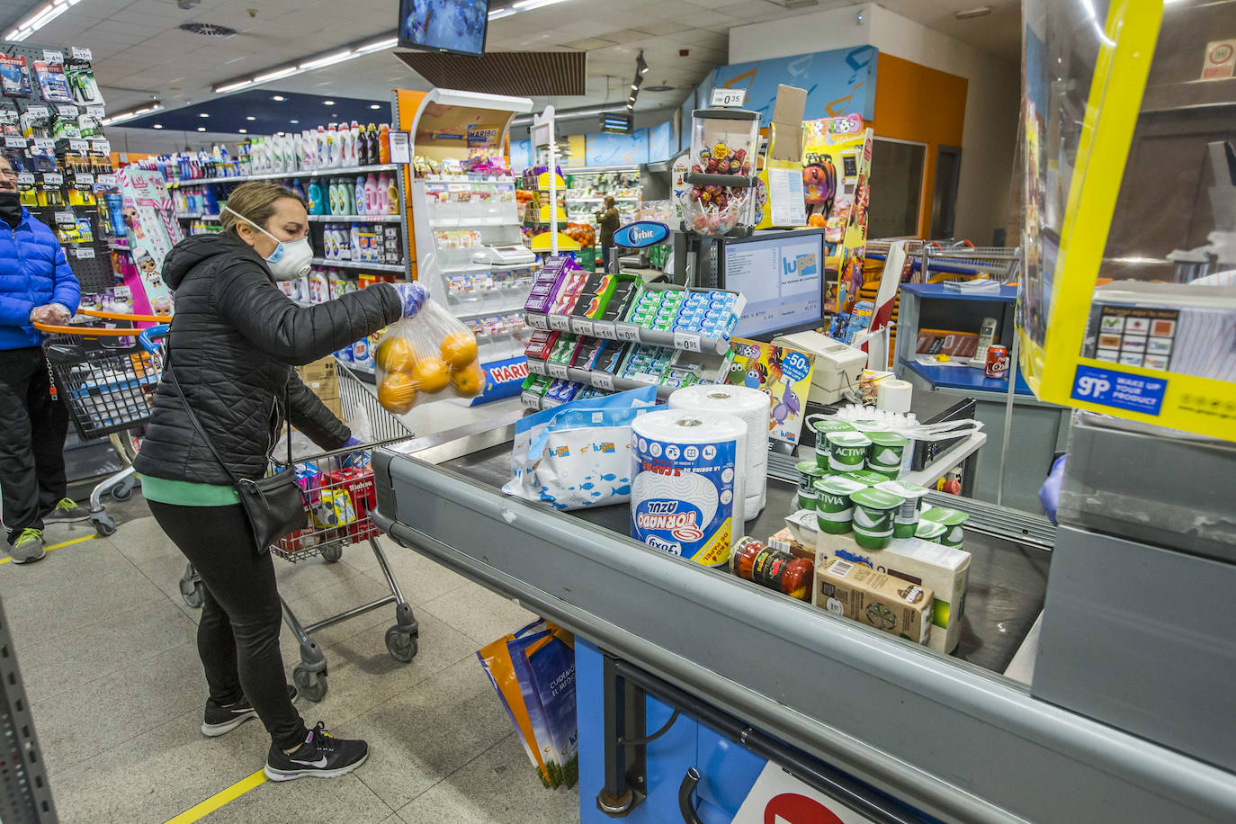 Desde primera hora de la mañana se están registrando largas colas a las puertas de supermercados y pequeñas tiendas de alimentación, para llenar la despensa antes de los días festivos de Semana Santa. En las imágenes, establecimientos de Torrelavega, El Astillero y el centro de Santander y el barrio Valdenoja.