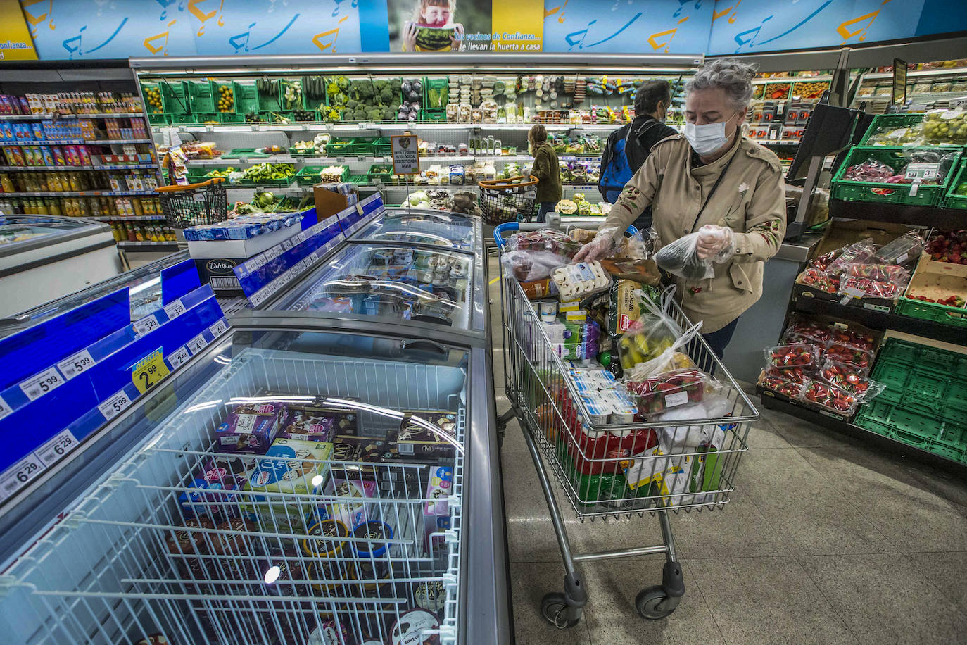Desde primera hora de la mañana se están registrando largas colas a las puertas de supermercados y pequeñas tiendas de alimentación, para llenar la despensa antes de los días festivos de Semana Santa. En las imágenes, establecimientos de Torrelavega, El Astillero y el centro de Santander y el barrio Valdenoja.
