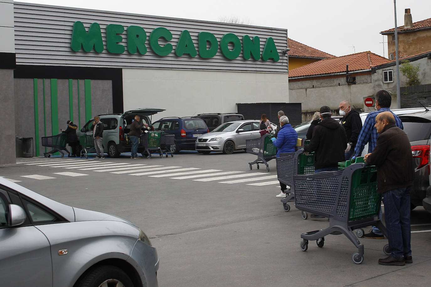 Desde primera hora de la mañana se están registrando largas colas a las puertas de supermercados y pequeñas tiendas de alimentación, para llenar la despensa antes de los días festivos de Semana Santa. En las imágenes, establecimientos de Torrelavega, El Astillero y el centro de Santander y el barrio Valdenoja.
