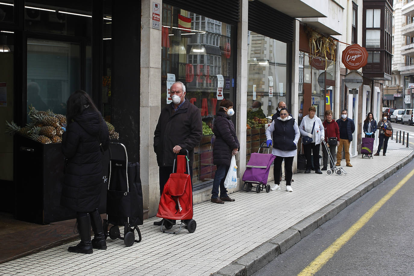 Desde primera hora de la mañana se están registrando largas colas a las puertas de supermercados y pequeñas tiendas de alimentación, para llenar la despensa antes de los días festivos de Semana Santa. En las imágenes, establecimientos de Torrelavega, El Astillero y el centro de Santander y el barrio Valdenoja.