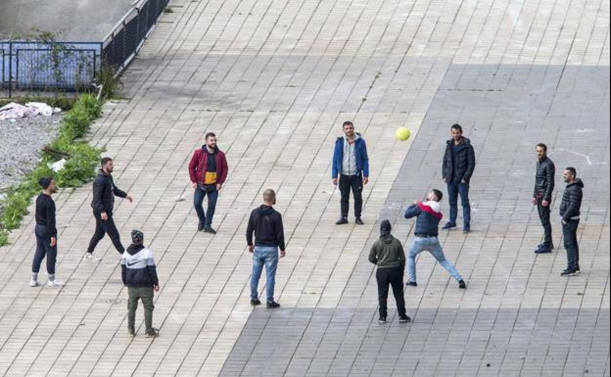 Un grupo de albaneses juega al balón durante su aislamiento en un edificio de Nueva Montaña.