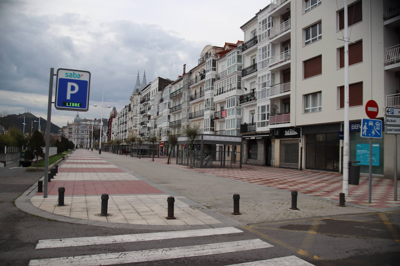 Fotos: Un Castro Urdiales vacío y sonoro este Viernes Santo