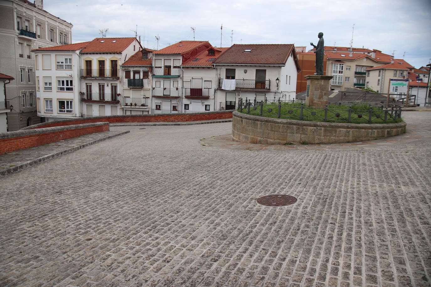 Fotos: Un Castro Urdiales vacío y sonoro este Viernes Santo