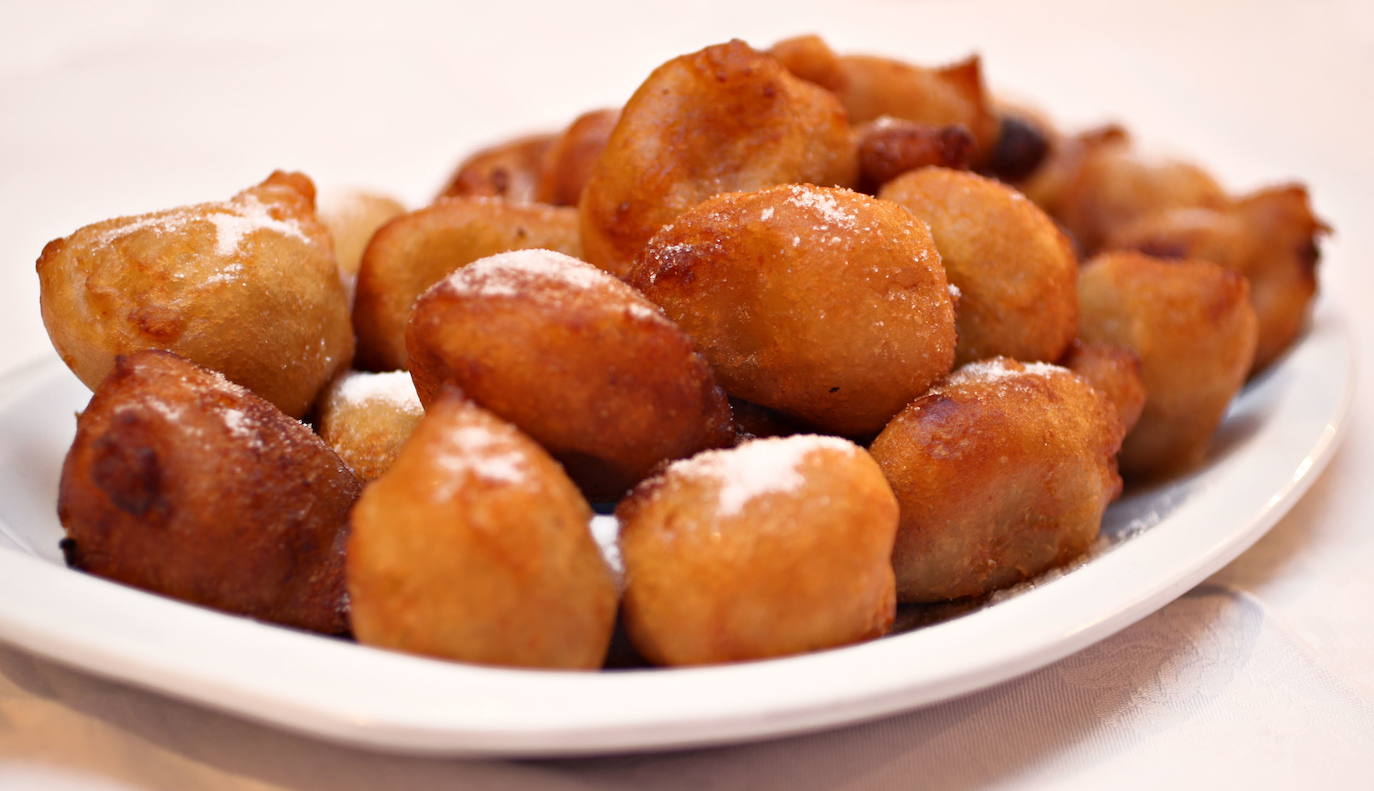 Buñuelos de viento: Característicos de las fiestas religiosas, se elaboran con huevo, leche, harina y levadura. Las bolas se fríen y quedan muy esponjosas, como si estuvieran rellenos de aire. Se pueden comer solos, con azúcar, bañados en almíbar o rellenos.