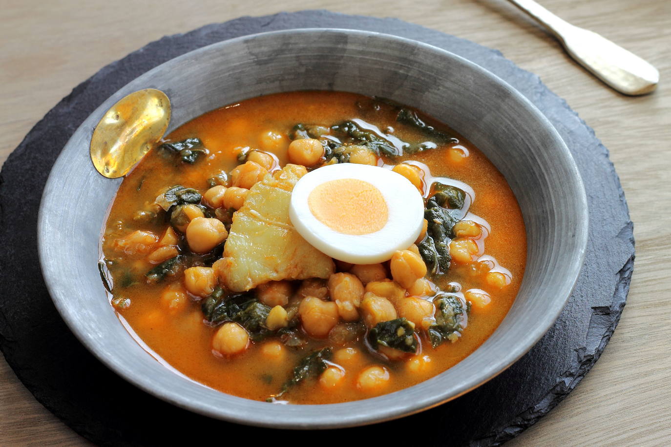 Potaje de garbanzos y espinacas: Esta es la receta de un plato que tiene su origen en la Edad Media cuando se extendió en España el consumo de bacalao en salazón y que tiene como ingredientes garbanzos, espinacas, cebollas, ajos, pimentón y bacalao desmigado. 