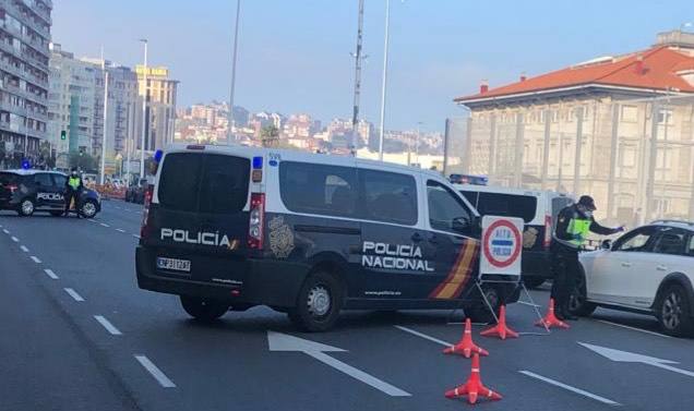 Fotos: Controles de la Policía Nacional en distintos puntos de Cantabria, este Jueves Santo