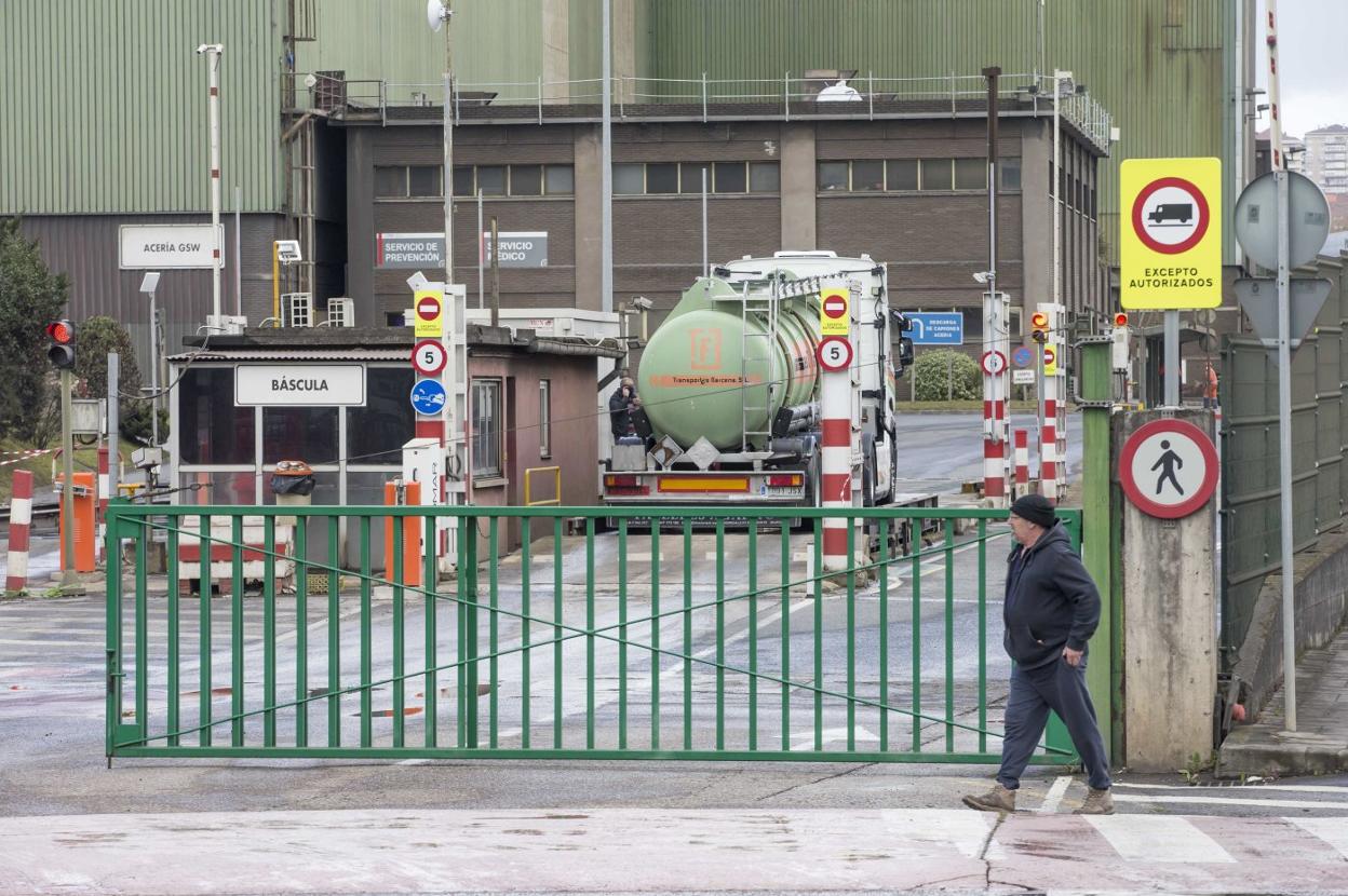 Acceso a la planta de Global Steel Wire en Santander, la semana pasada tras parar actividad.