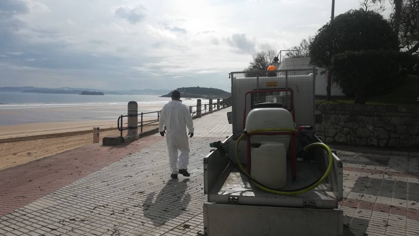 Imágenes de la zona de El Sardinero en este Viernes Santo.