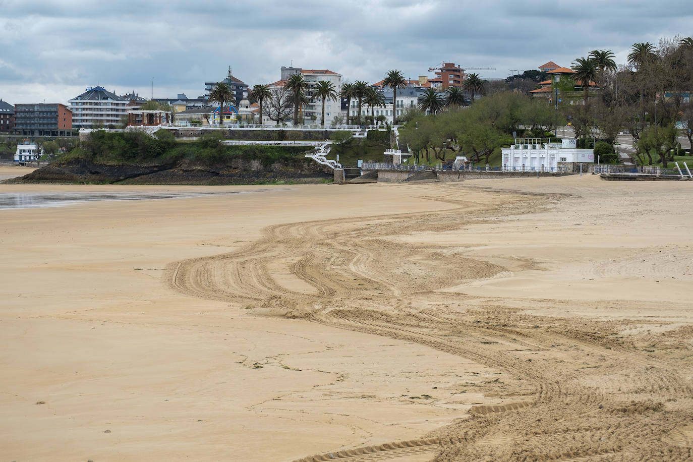 Imágenes de la zona de El Sardinero en este Viernes Santo.