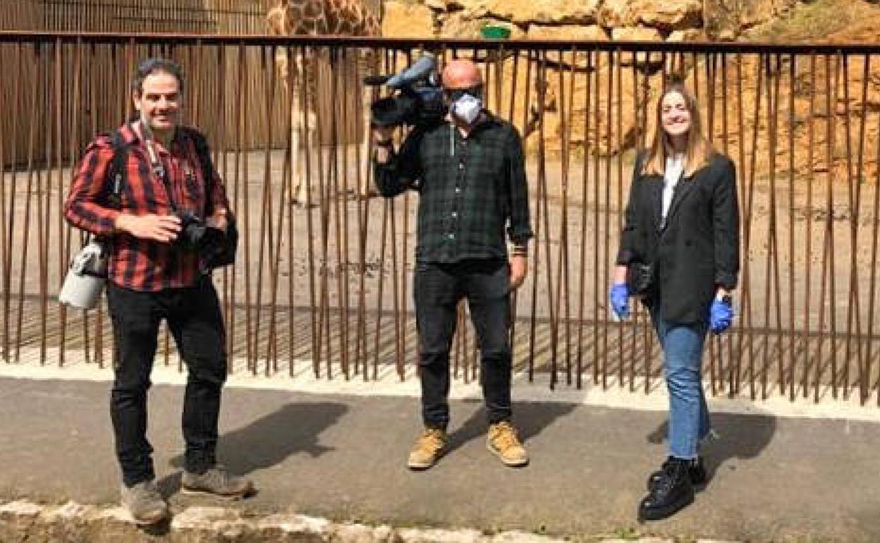 Alberto Aja, Héctor Díaz y María Causo durante la realización de un reportaje en Cabárceno