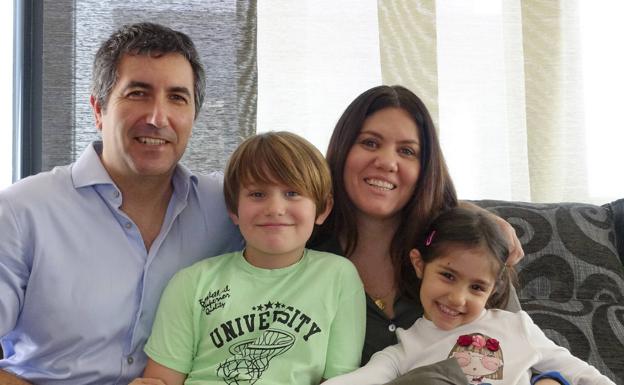 David Mazas y Azucena San Emeterio posan con sus hijos, Rubén y Mónica.