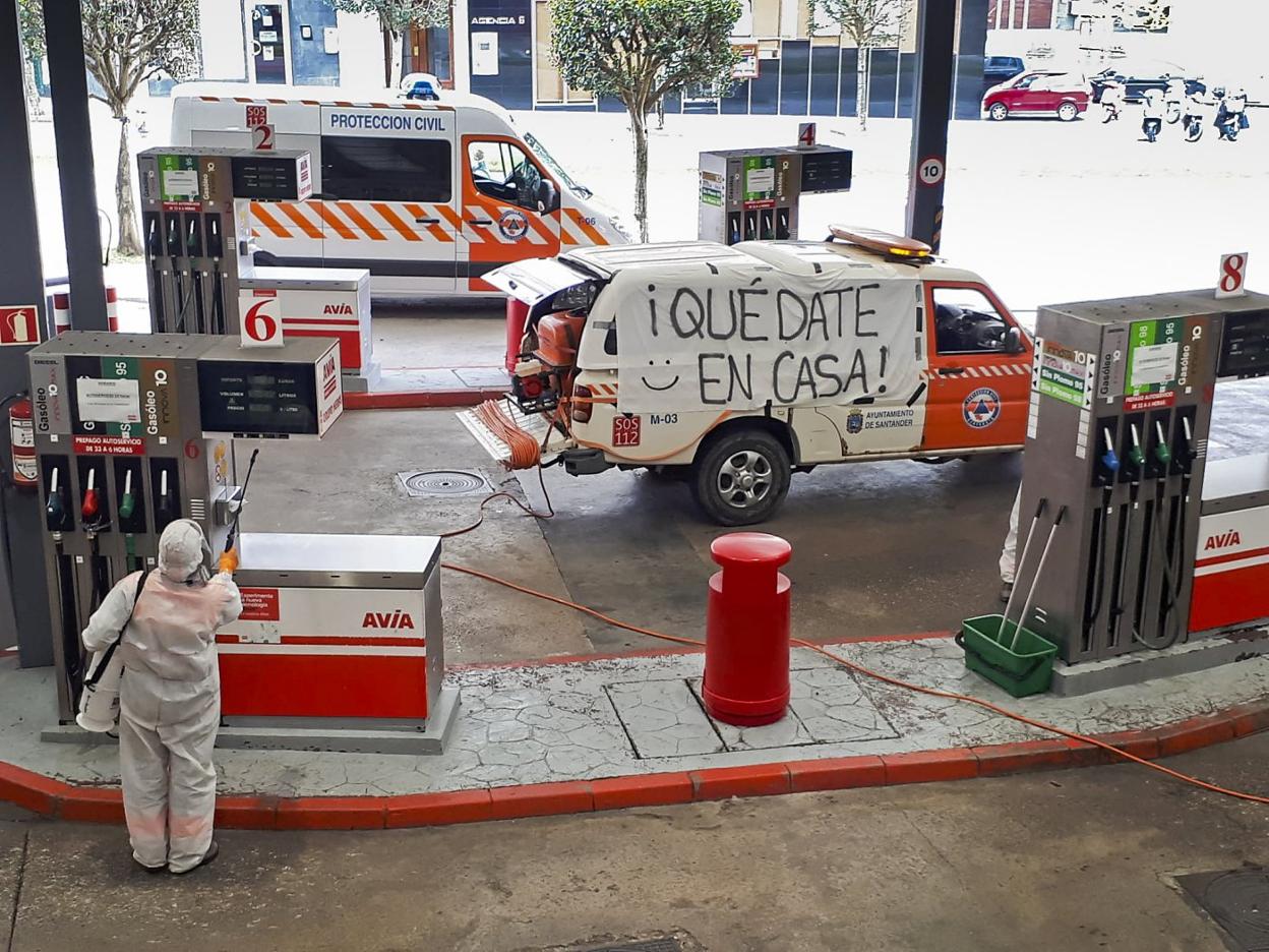 Trabajos de desinfección en una gasolinera de Santander durante estos días. dm