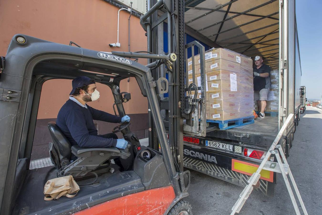 La reanudación de actividad no esencial se produce dentro de la normalidad pese a las dificultades para obtener protecciones,