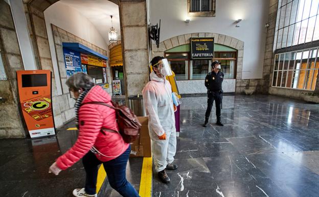 Imagen principal - Las 130.000 mascarillas del Estado se reparten hoy y mañana en Cantabria